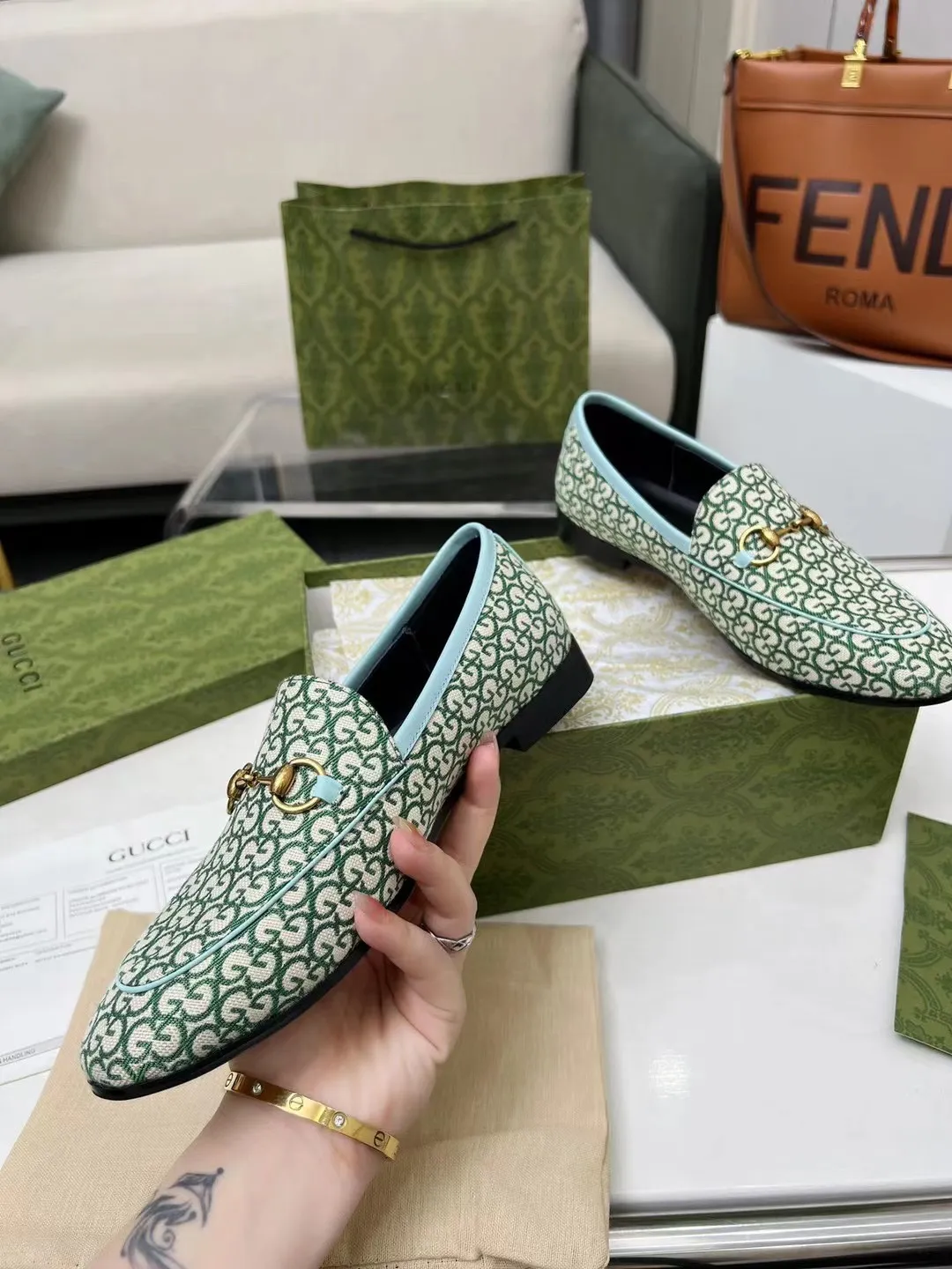 👟👟Ex-factory price 380👟👟 Genuine leather sole +50 Men +20 GUCCI latest fabric, double G side, chasing fashion, special matching, worth owning, super comfortable on the feet, generous and decent. Heel height 2Cm. Multiple colors to choose from: sizes 35-42, the picture above is a big seller. Male 38-46